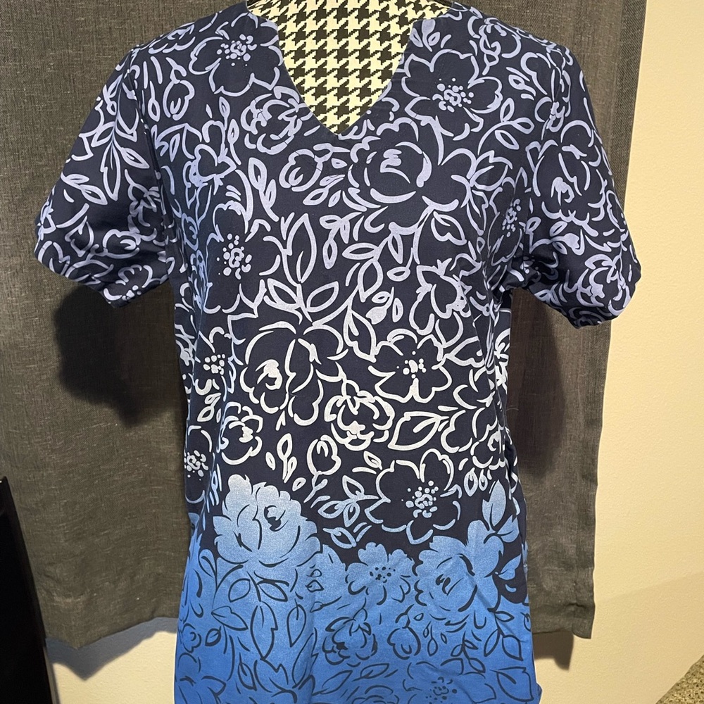 Ombré blue summer flower scrub top